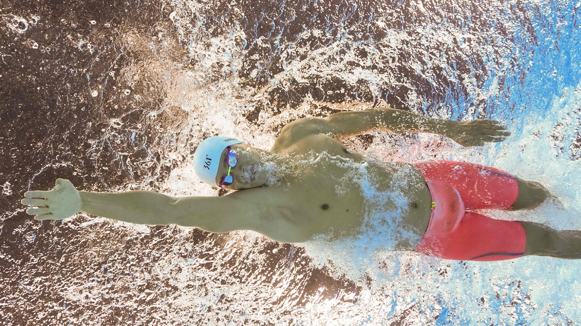 热火锋线球员通过拉伸训练保持身体柔韧性，热火前锋