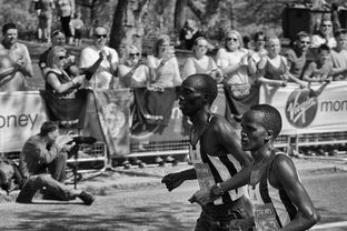 爱游戏体育官方在线-非洲锦标赛中，南非队奋勇拼搏，冲击历史第一高光，南非洲杯小组赛